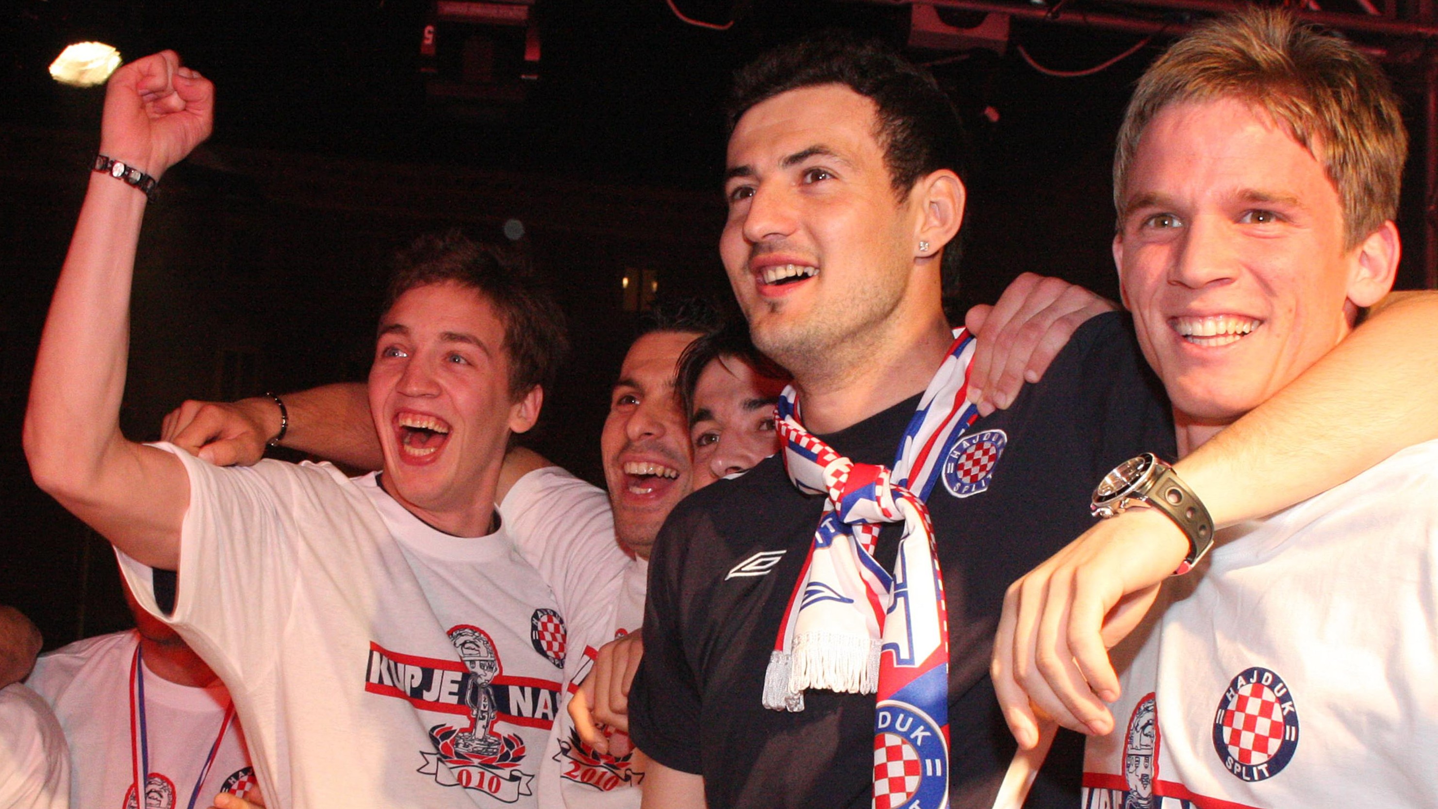 Danijel i Marin slave s navijačima na Rivi nakon što je u Šibeniku osvojen Hrvatski kup. Ivana Ivanovic/PIXSELL 